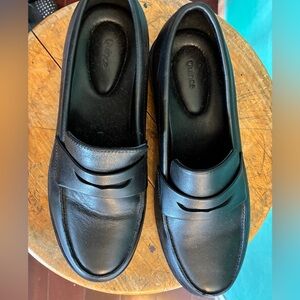 Women’s chunky black loafers by Quince